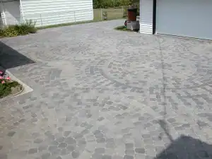 Interlocking stone driveway for durable outdoor surfaces.
